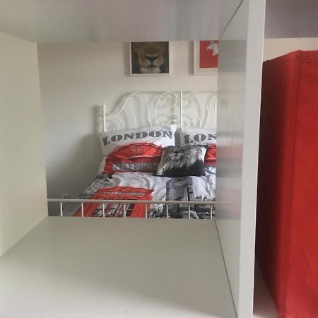 Buckingham Palace Apartman, ديبريتْسين المظهر الخارجي الصورة