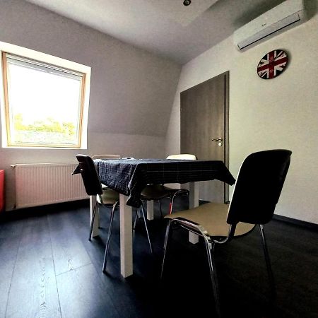 Buckingham Palace Apartman, ديبريتْسين المظهر الخارجي الصورة