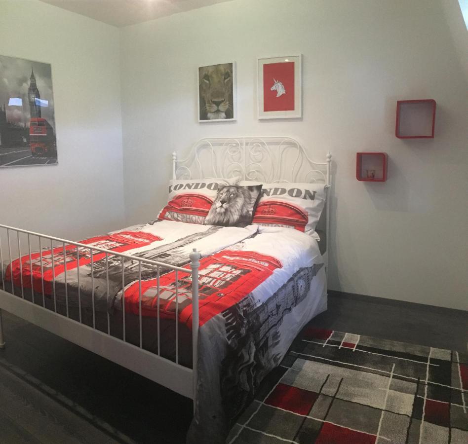 Buckingham Palace Apartman, ديبريتْسين المظهر الخارجي الصورة