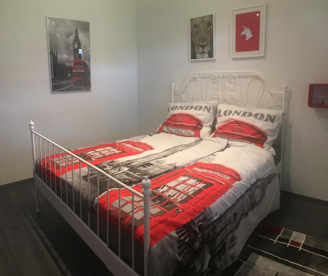 Buckingham Palace Apartman, ديبريتْسين المظهر الخارجي الصورة