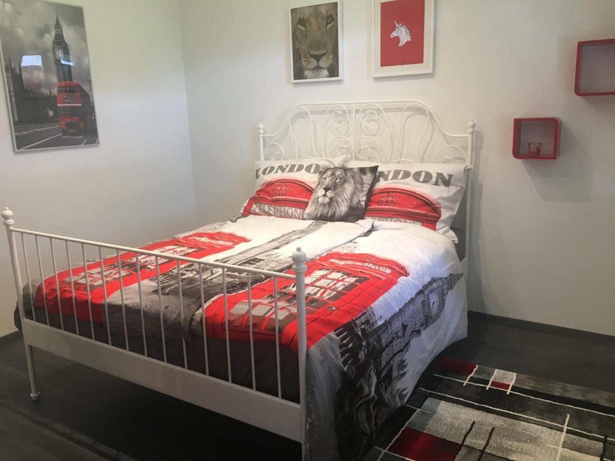 Buckingham Palace Apartman, ديبريتْسين المظهر الخارجي الصورة