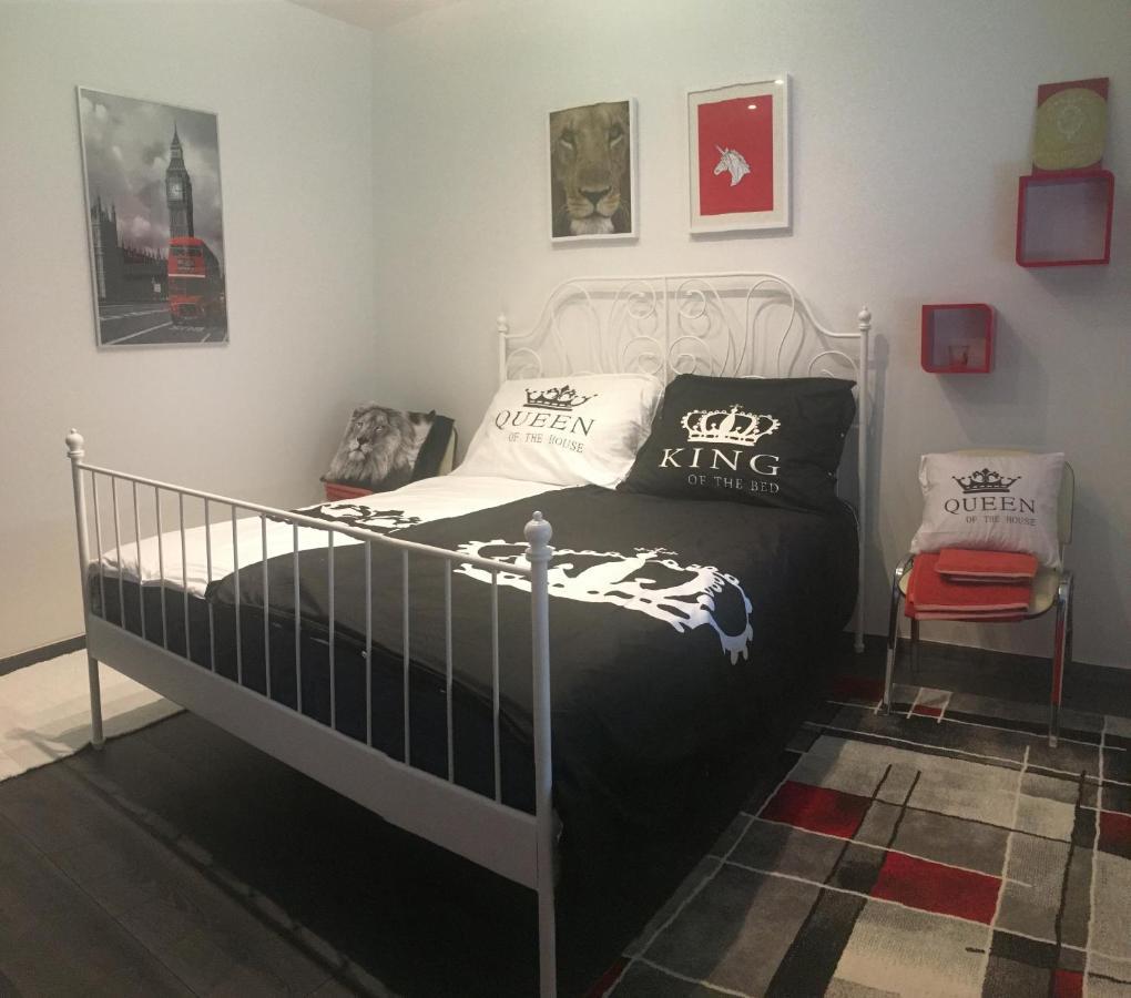 Buckingham Palace Apartman, ديبريتْسين المظهر الخارجي الصورة