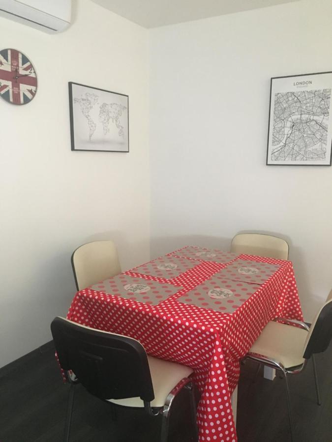 Buckingham Palace Apartman, ديبريتْسين المظهر الخارجي الصورة