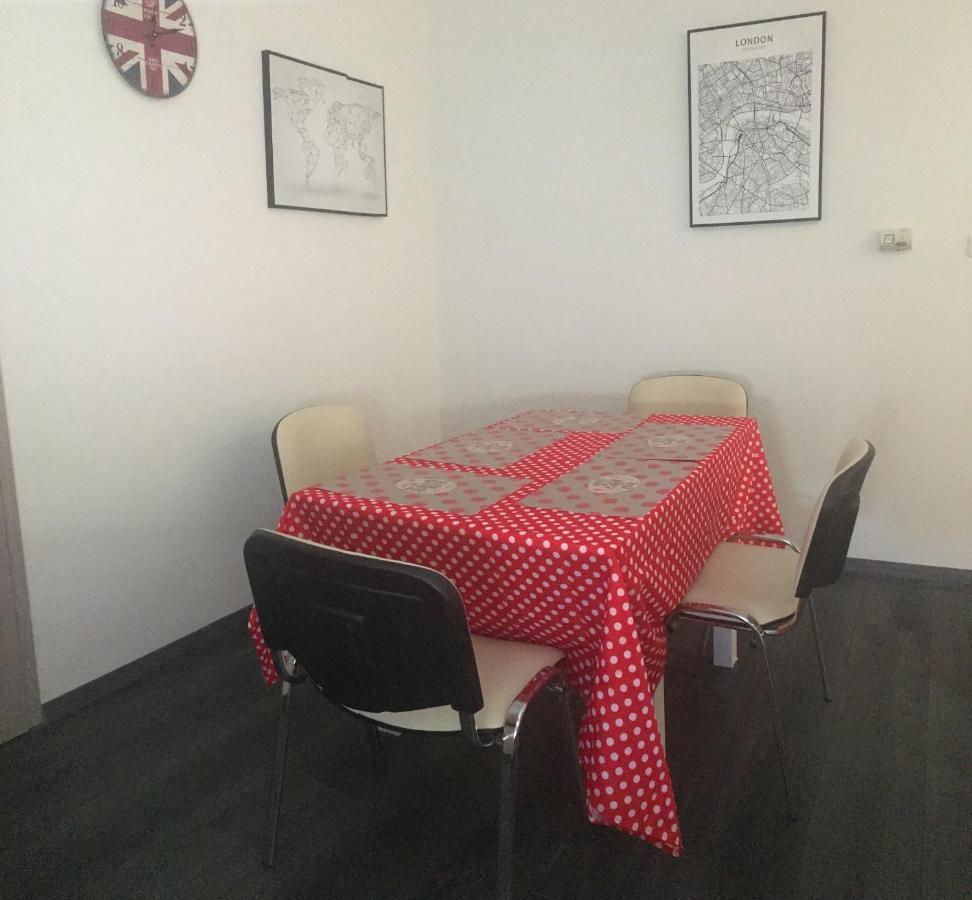 Buckingham Palace Apartman, ديبريتْسين المظهر الخارجي الصورة