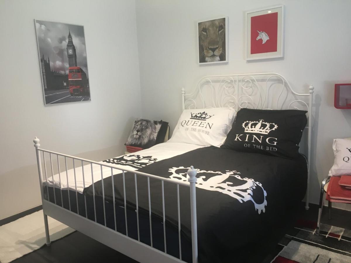 Buckingham Palace Apartman, ديبريتْسين المظهر الخارجي الصورة