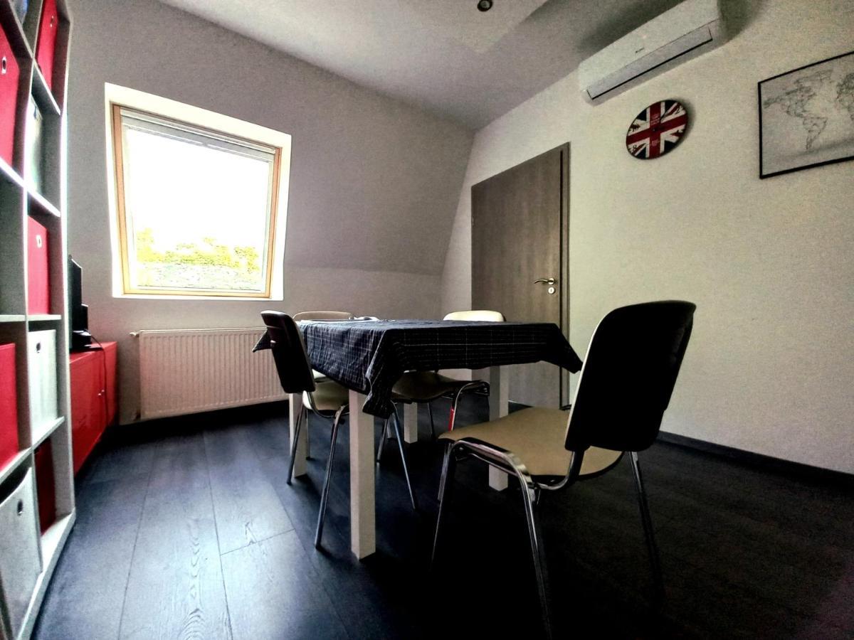Buckingham Palace Apartman, ديبريتْسين المظهر الخارجي الصورة